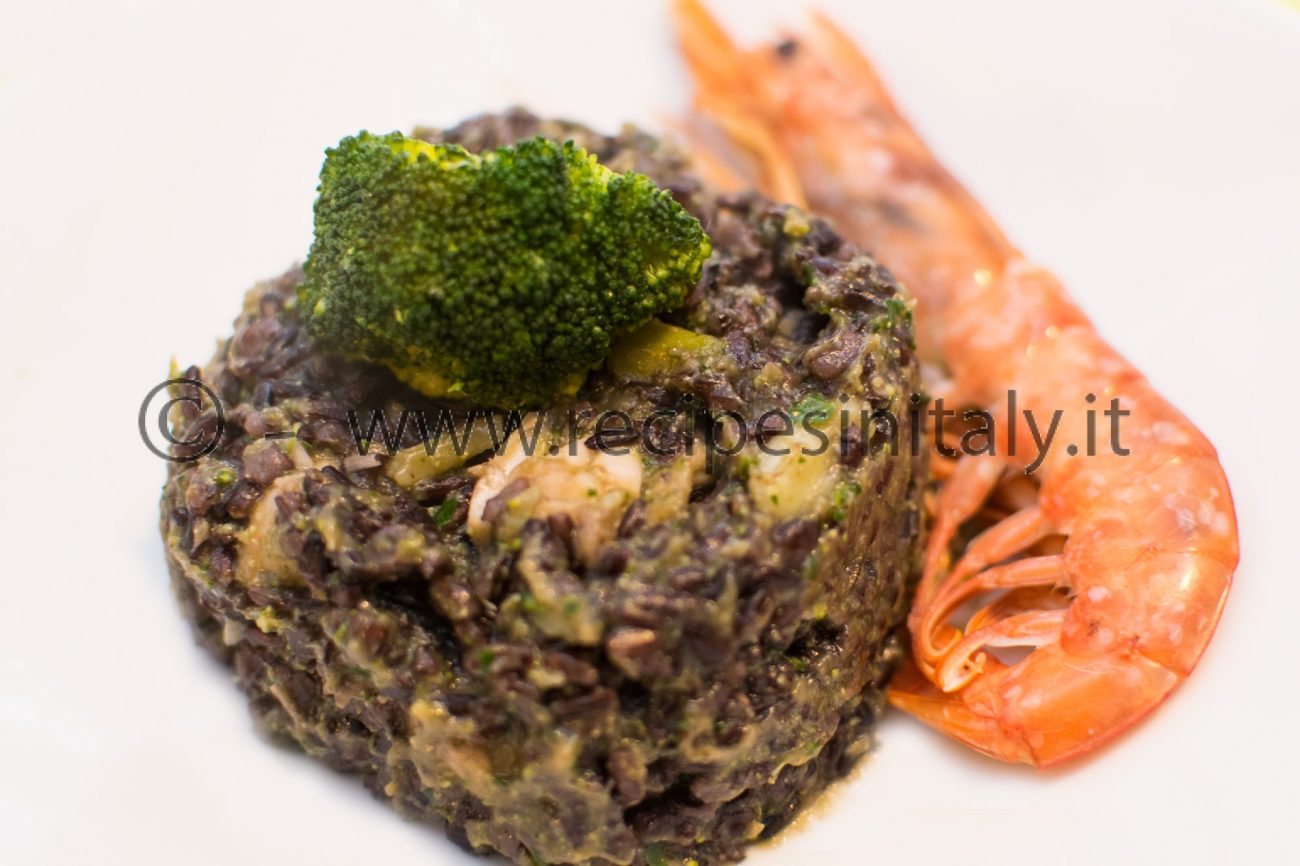RISO NERO CON GAMBERONI E BROCCOLI